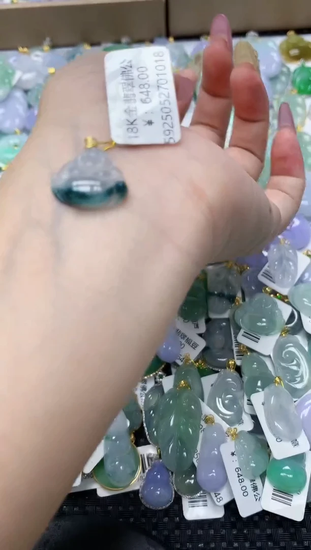 翡翠18K金镶嵌颈饰111111111