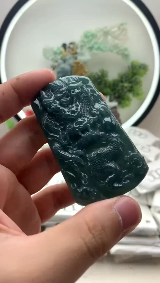 颈饰未镶嵌翡翠龙牌