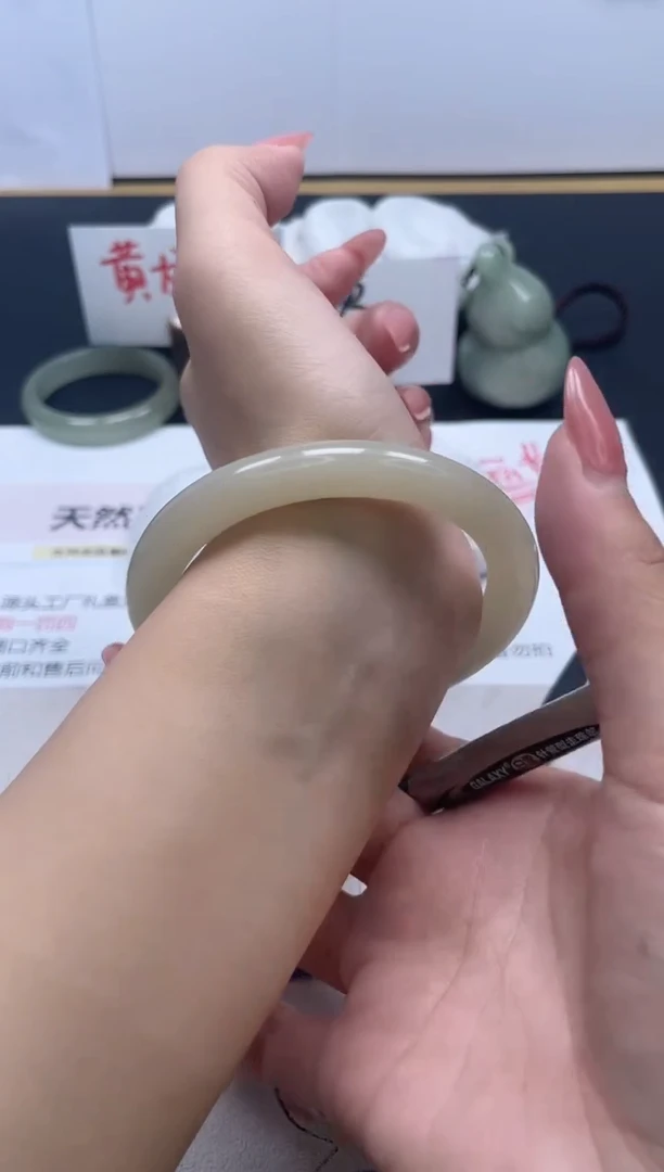 【闪购商品】石英质玉手镯未镶嵌64/60.2