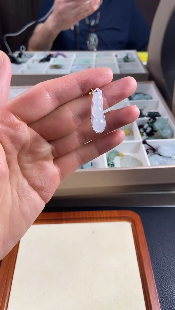 翡翠18K金镶嵌颈饰吊坠