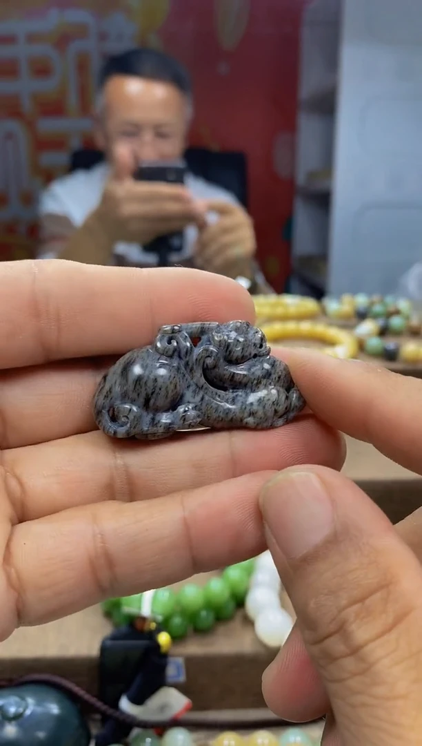 和田玉未镶嵌颈饰，