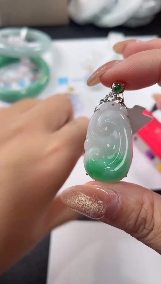 颈饰18K金镶嵌翡翠基地发货H 3787