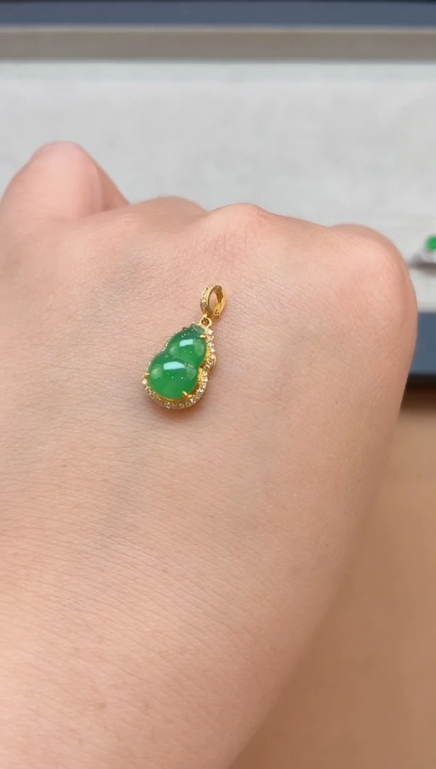 颈饰18K金镶嵌翡翠挂件