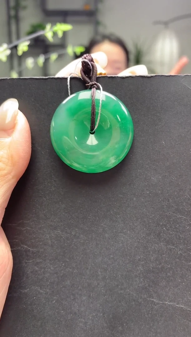 颈饰未镶嵌石英质玉平安扣