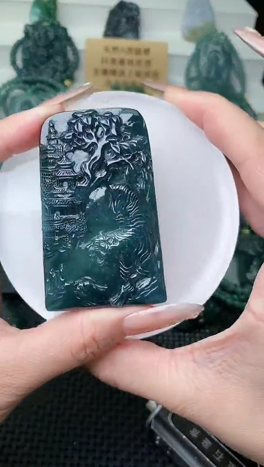 颈饰未镶嵌翡翠