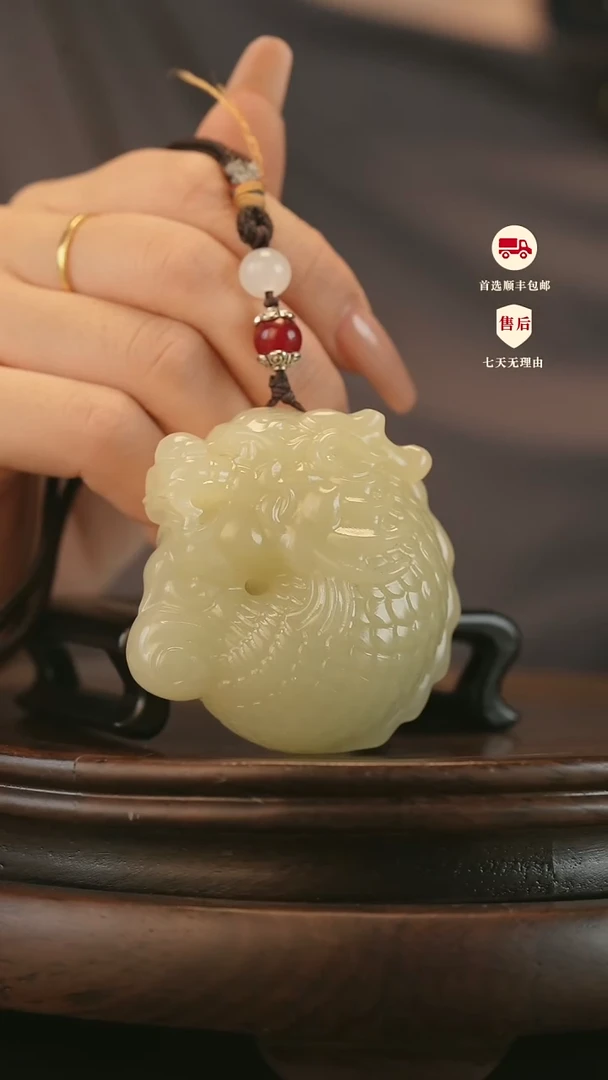 云南石竹叶青雕刻：鱼化龙手把件挂件