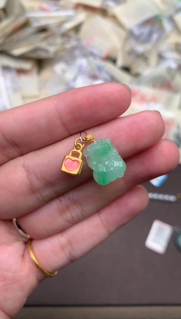 翡翠挂件18K金镶嵌—