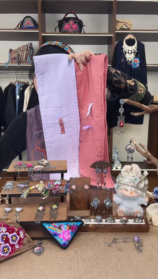 织绣卡*熊A15黔东南苗族刺绣 2件