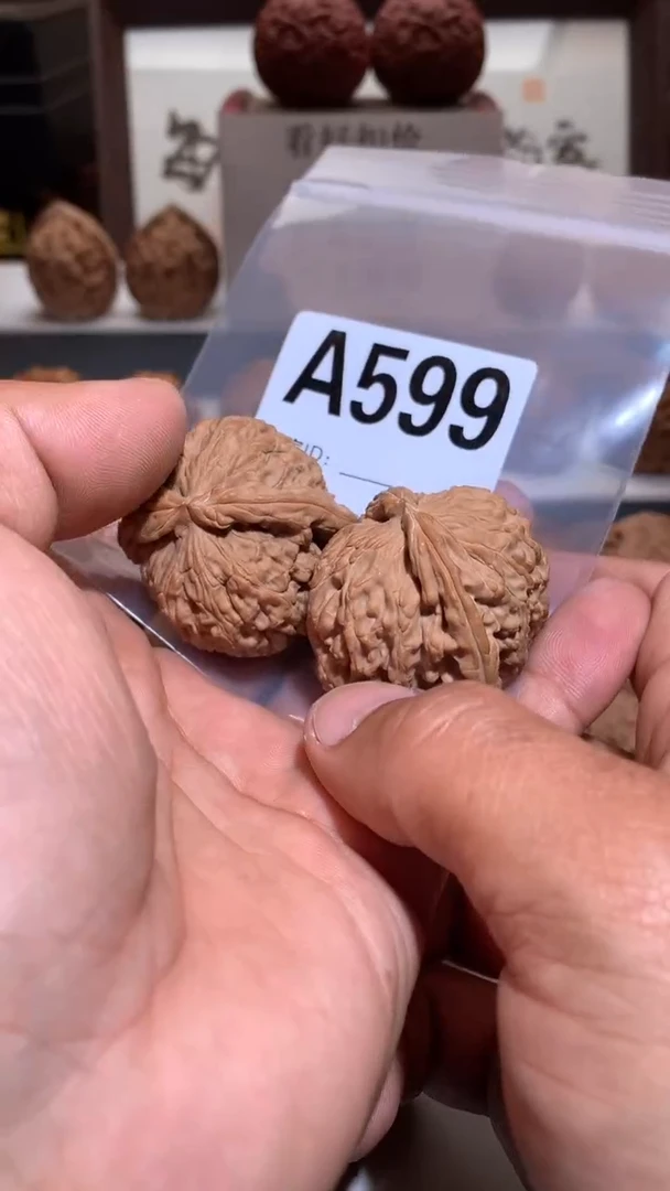 【闪购商品】桃核把件【丰泰】42   左右白狮子有黄瑕疵处理