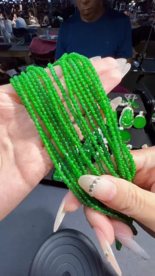 未镶嵌定制翡翠翡翠A货有轻微色差属于正常现象，珠链多样性发货1
