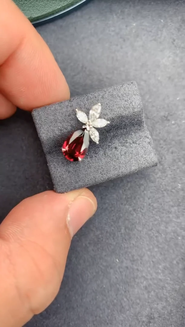 颈饰铂Pt950镶嵌石榴石1.7ct 镁铝榴石吊坠