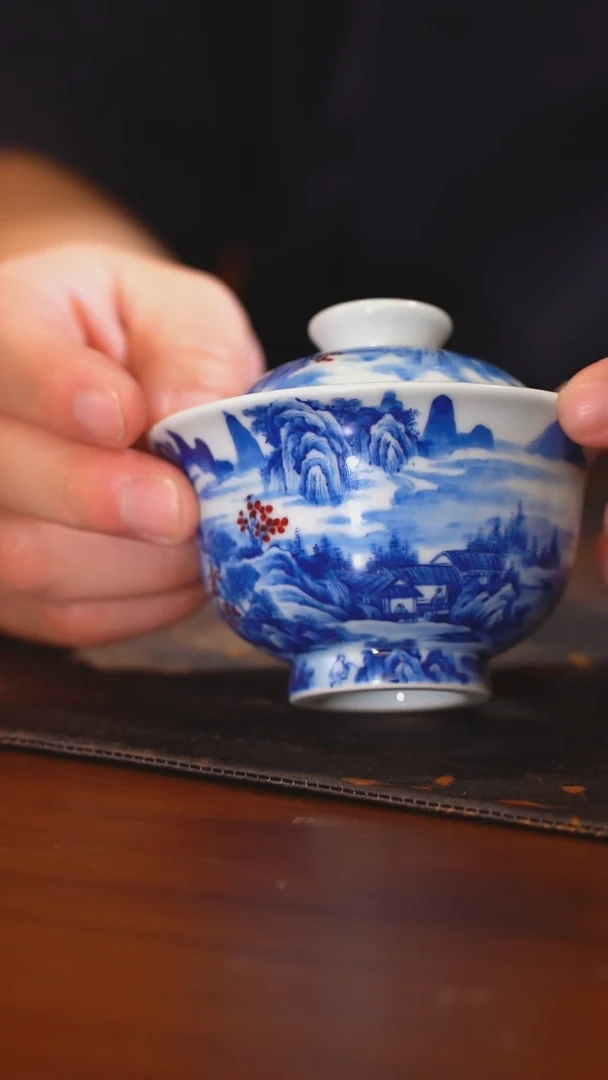 溪山行旅图青花釉里红山水盖碗