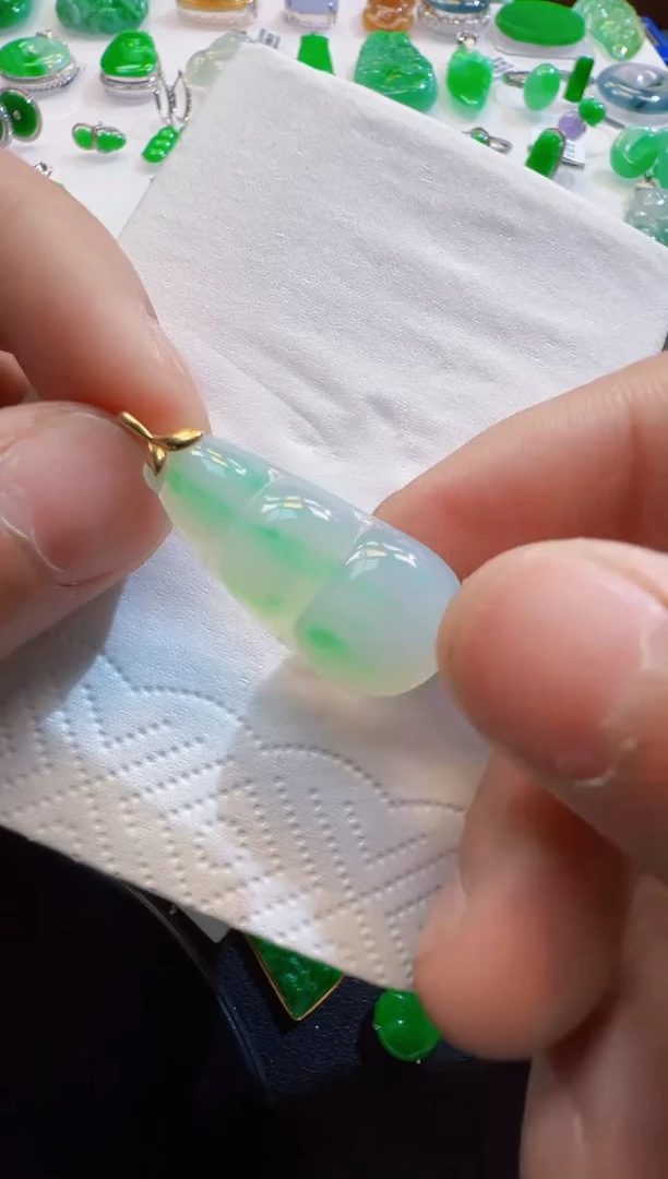 翡翠18K金镶嵌吊坠(不含链)300