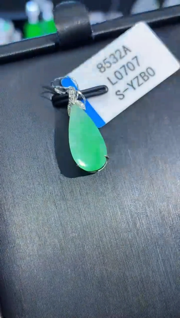 吊坠(不含链)18K金镶嵌翡翠L0707多样性发其一