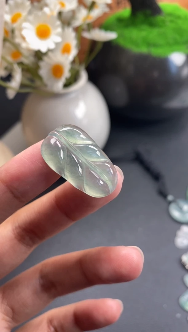 颈饰未镶嵌翡翠冰种叶子