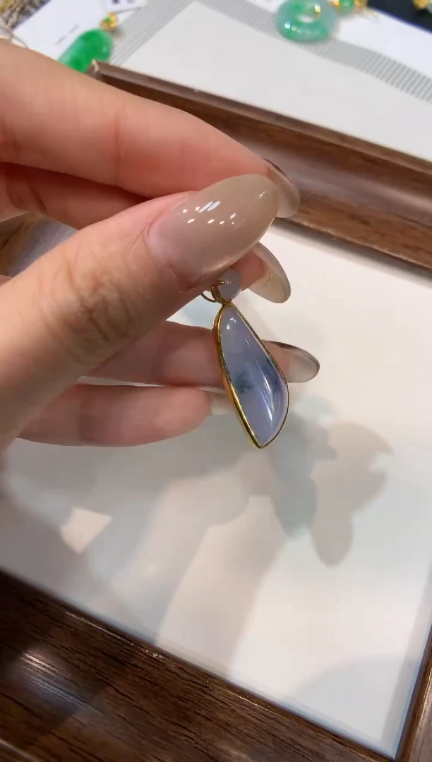 颈饰18K金镶嵌翡翠随形