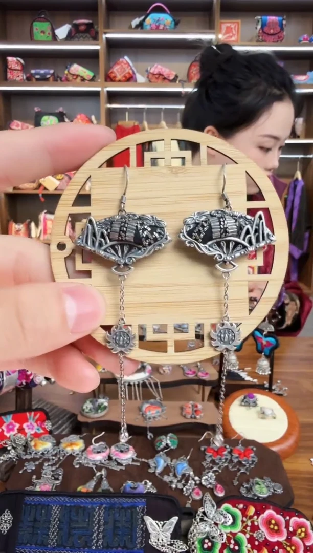 【闪购商品】织绣27蒙阿苏苗绣传承