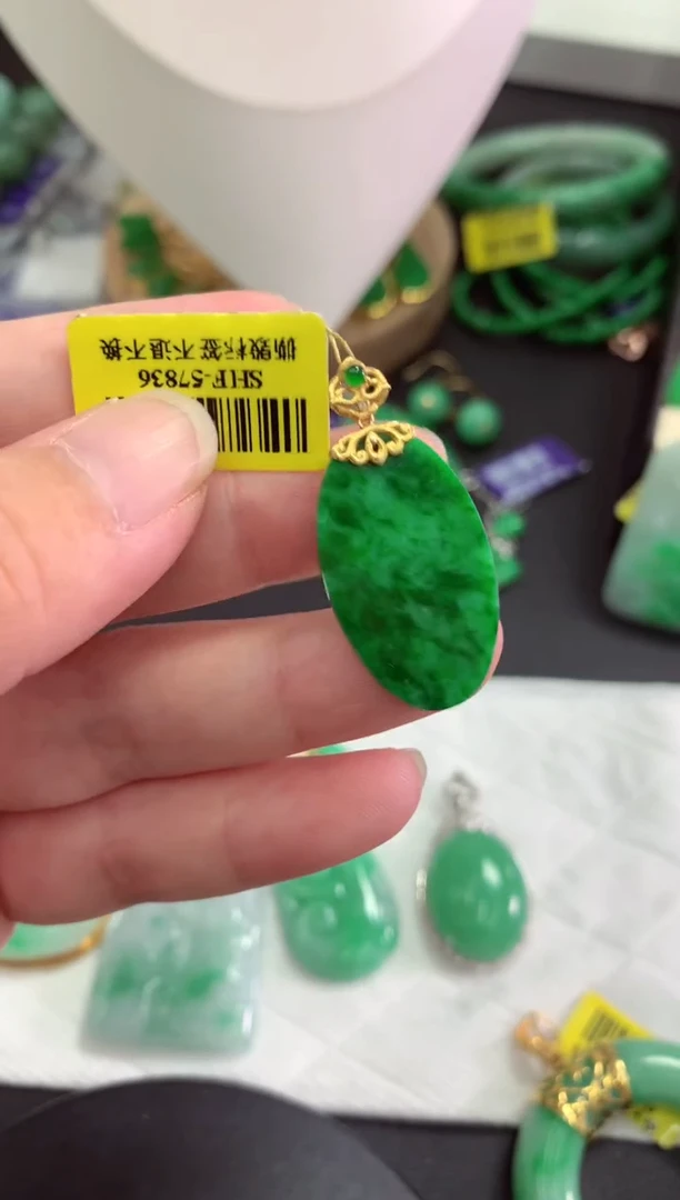 颈饰18K金镶嵌翡翠挂件