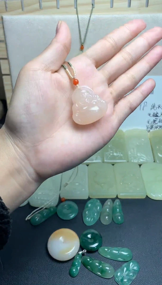 布?***g新疆天然昆仑佛牌