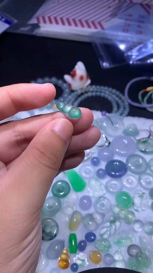翡翠未镶嵌颈饰豆子