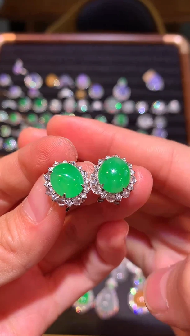 18K金镶嵌翡翠耳饰正冰正阳绿蛋面耳包