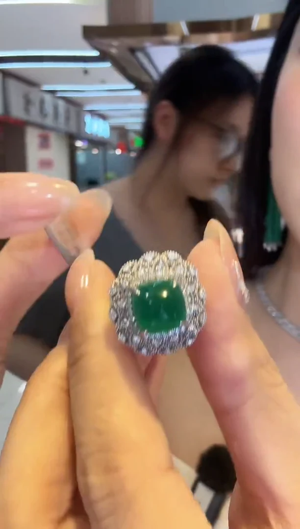18K金镶嵌戒指祖母绿4.50ct