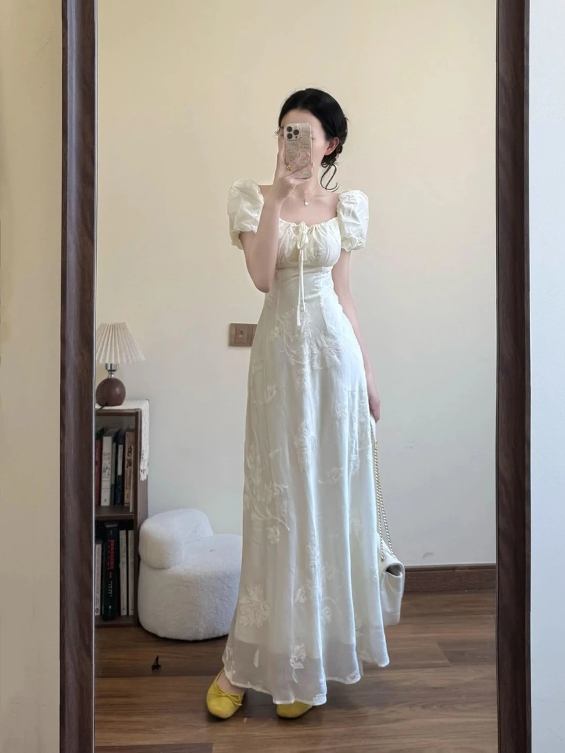 法式优雅泡泡袖刺绣方领连衣裙女夏季2025新款别致温柔气质长裙子