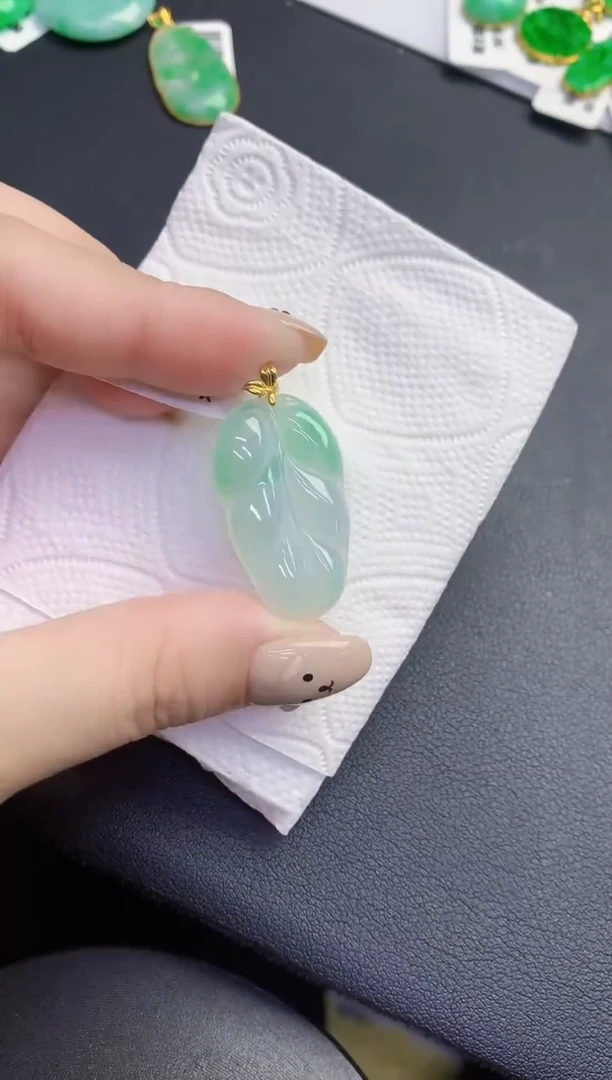 颈饰18K金镶嵌翡翠缅甸天然翡翠A货