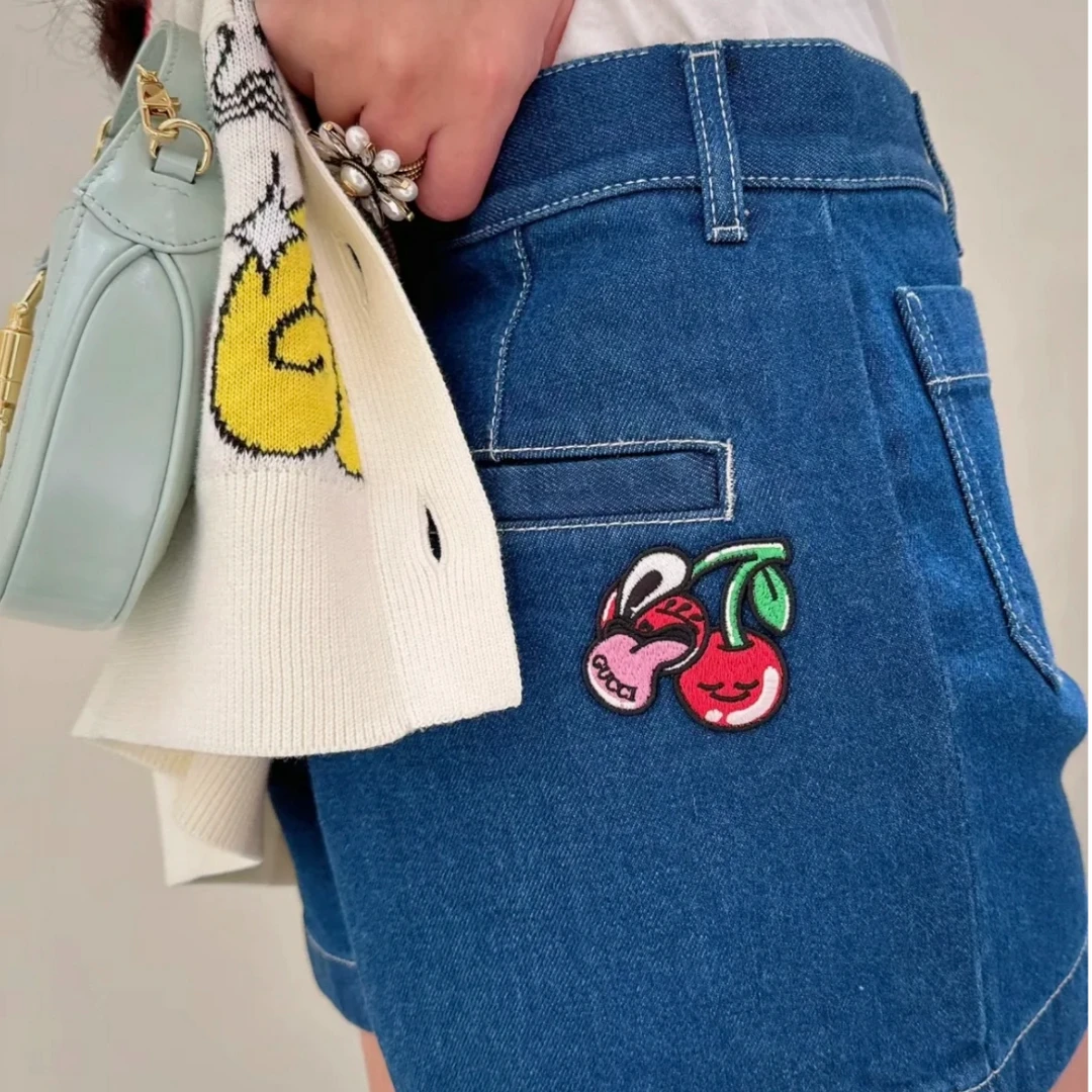 全新未使用 GUCCI/古驰 樱桃贴饰明线剪裁口袋拉链牛仔短裤/26