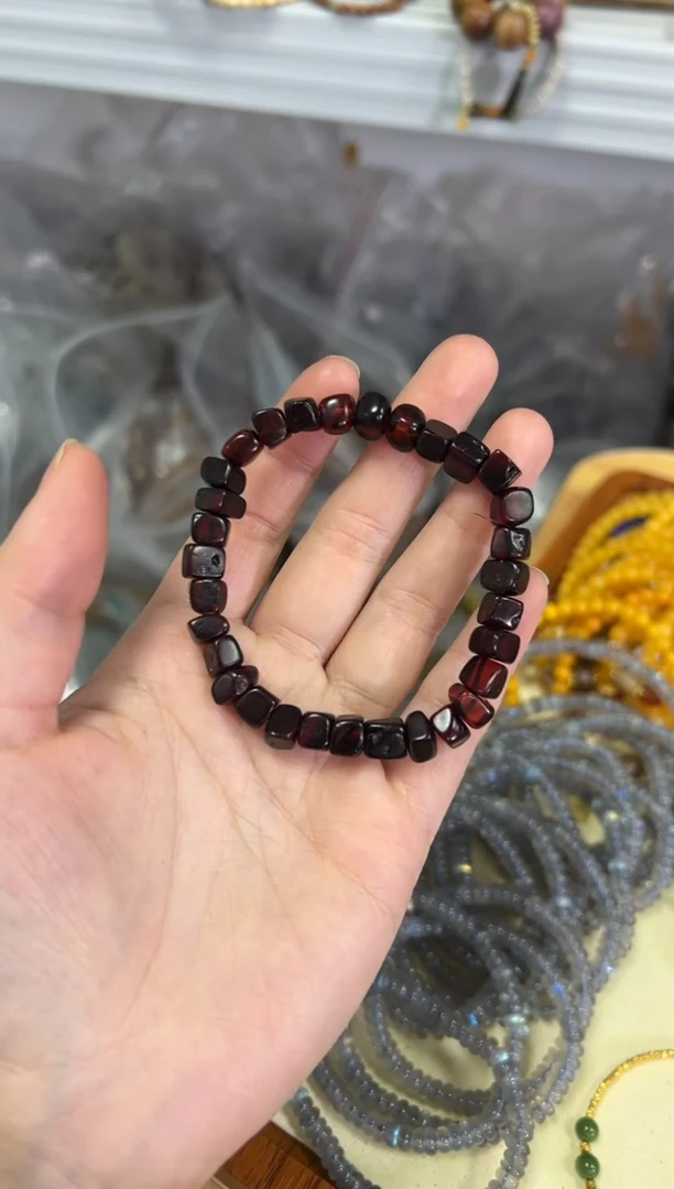 【闪购商品】血珀手链未镶嵌血翳琥珀珀随行方块手链[0005]