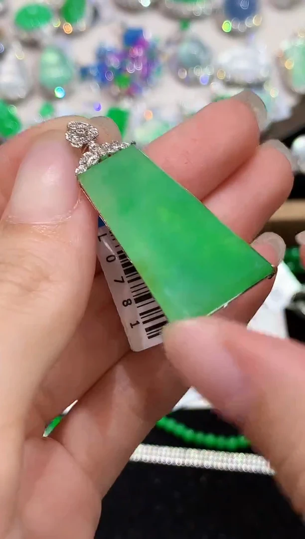 吊坠(不含链)18K金镶嵌翡翠L0781多样性发其一