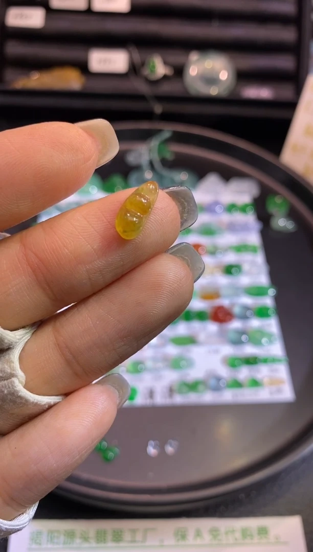 翡翠挂件未镶嵌豆子