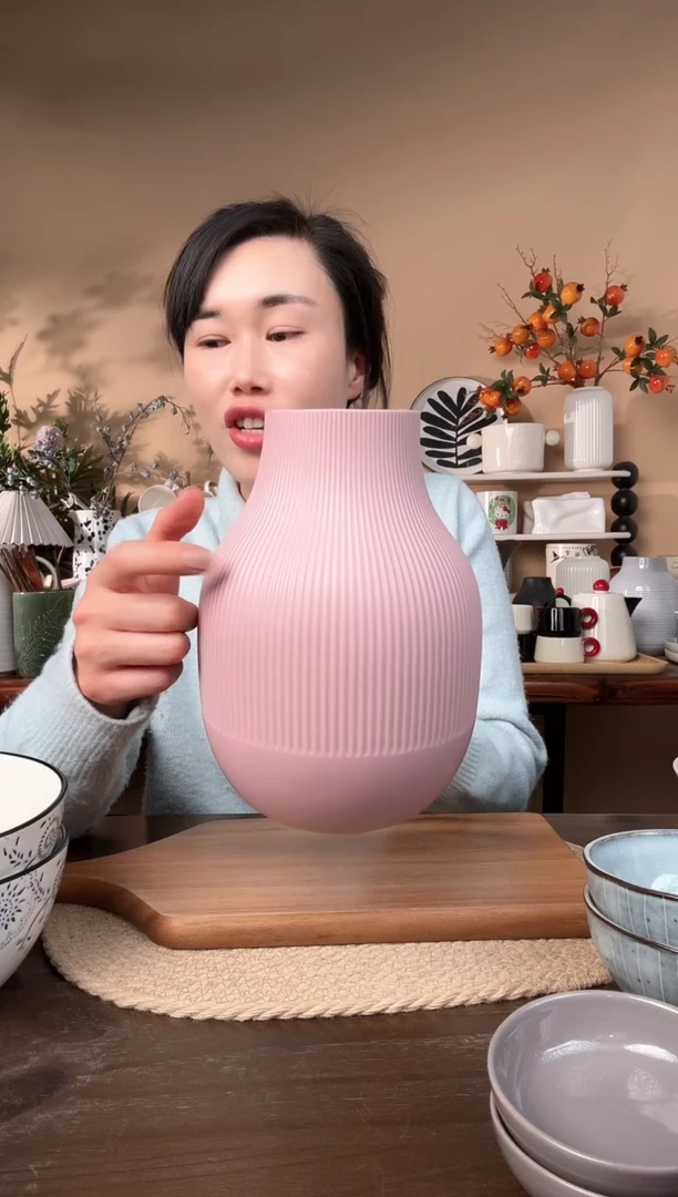 【闪购商品】瓷片粉线条花瓶微瑕