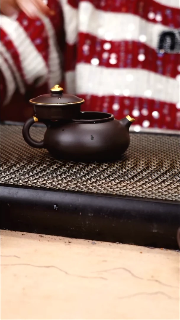 茶壶紫砂四号井茄皮紫泥描金寒江130cc