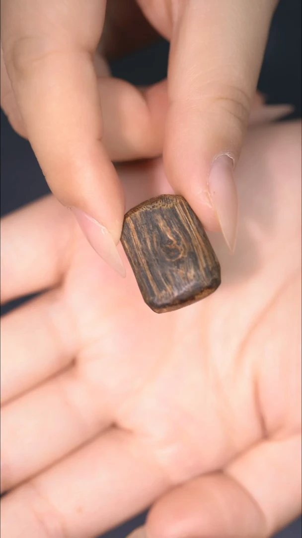 沉香吊坠海南莺歌绿棋无事牌