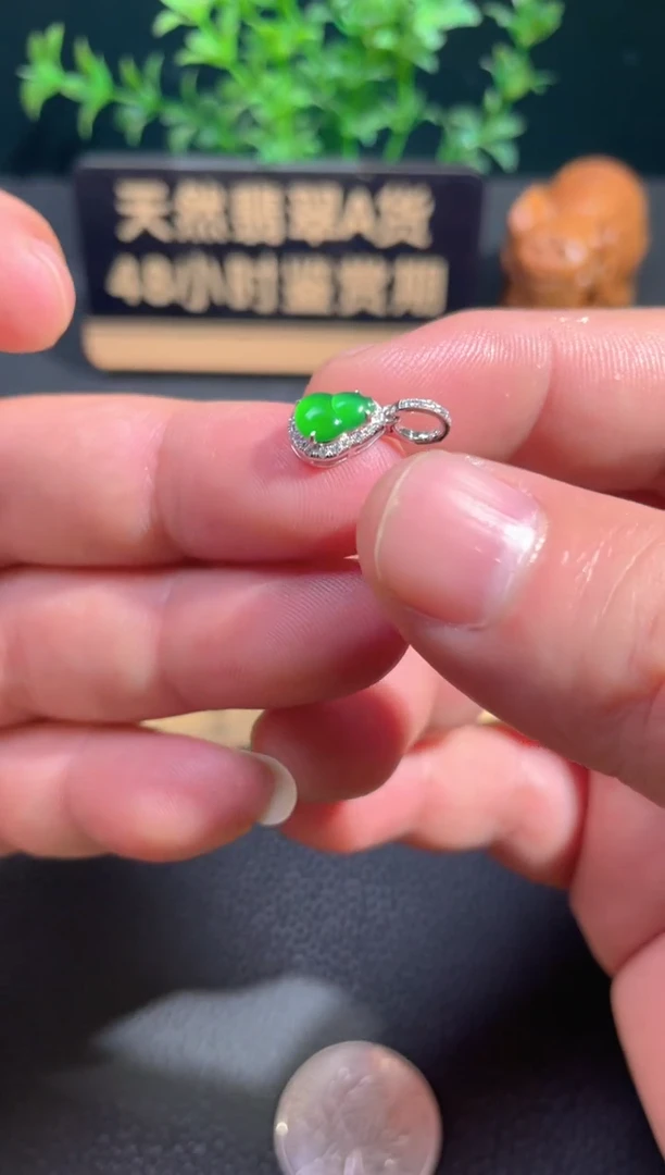 颈饰18K金镶嵌翡翠翡翠