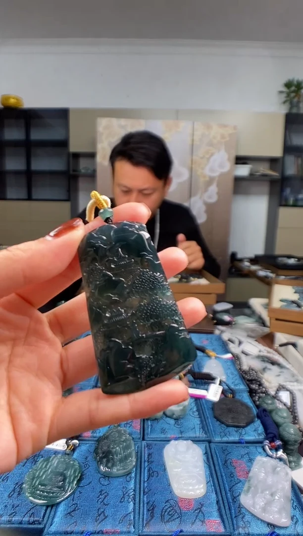 颈饰未镶嵌翡翠  多样性发其一