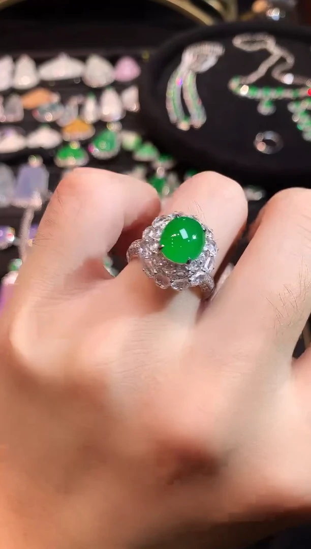 18K金镶嵌戒指翡翠满色正阳蛋面戒指