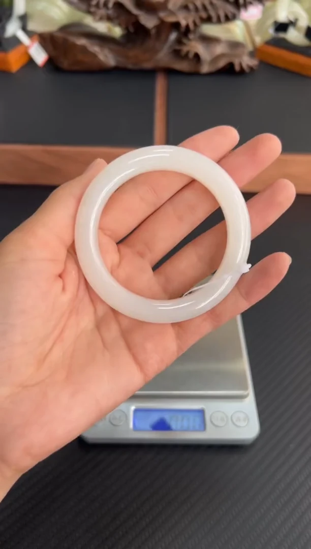 和田玉手镯未镶嵌黑山微色差54M