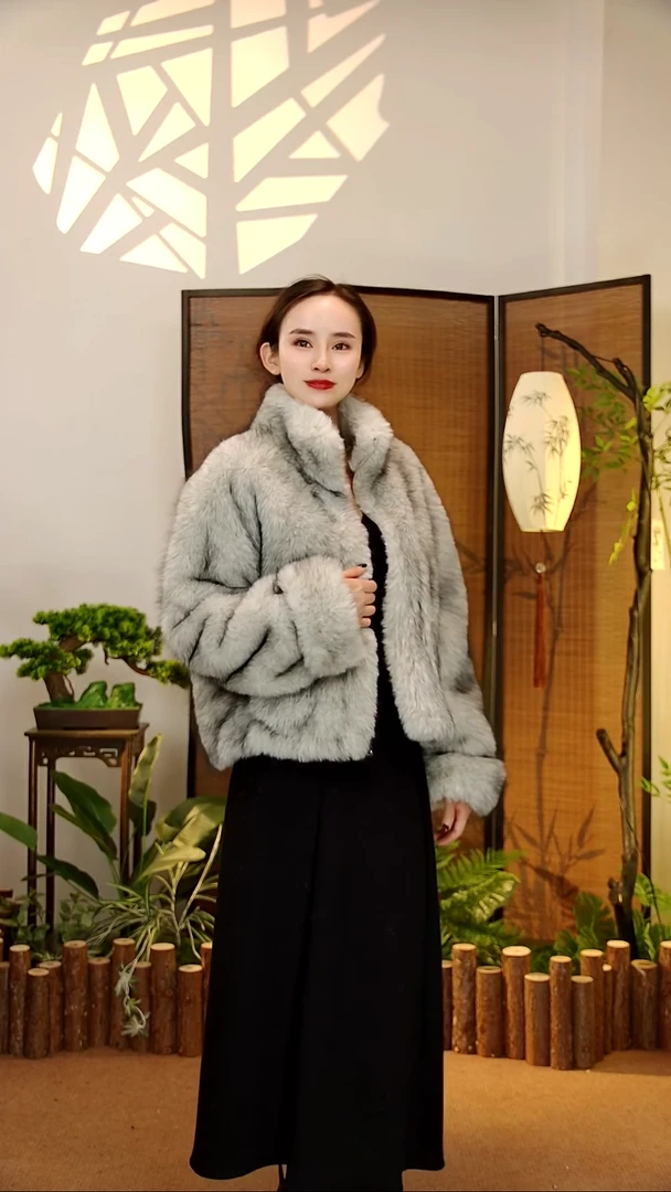 灰色立领狐狸毛外套