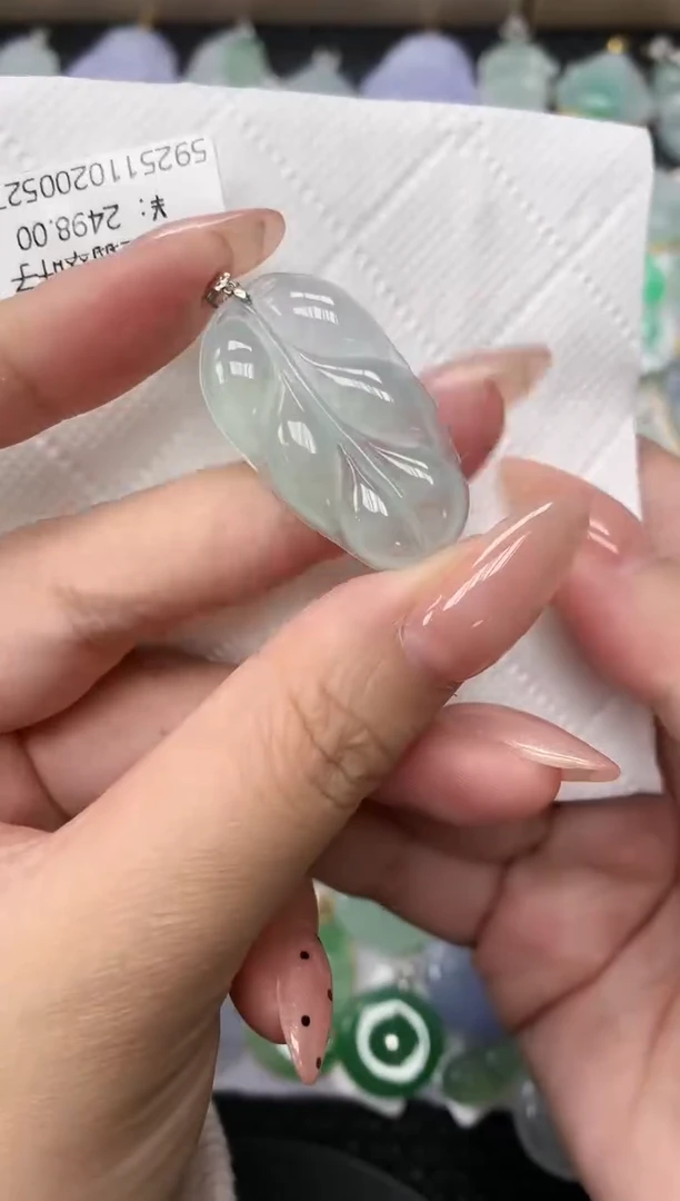 颈饰18K金镶嵌翡翠1111111111