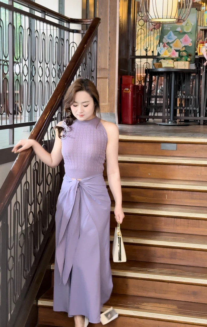夏季清冷感贵系紫色无袖针织背心搭配高腰半身裙时尚出街穿搭