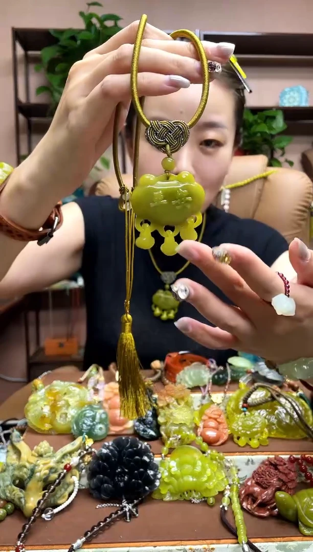 未镶嵌岫玉颈饰多样性发货发其中之一