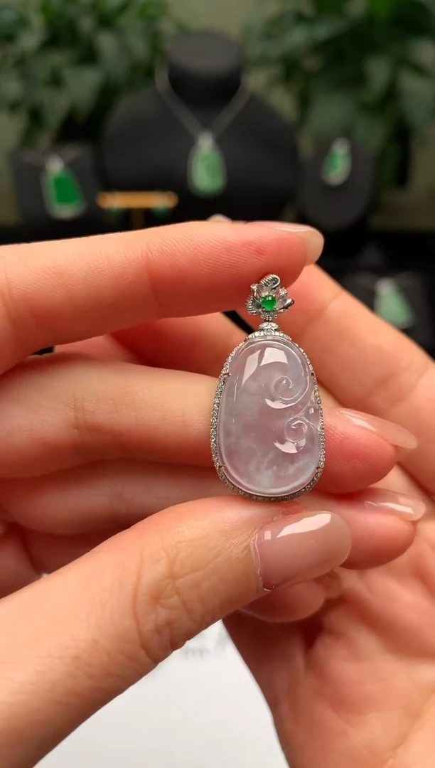 颈饰18K金镶嵌翡翠如意