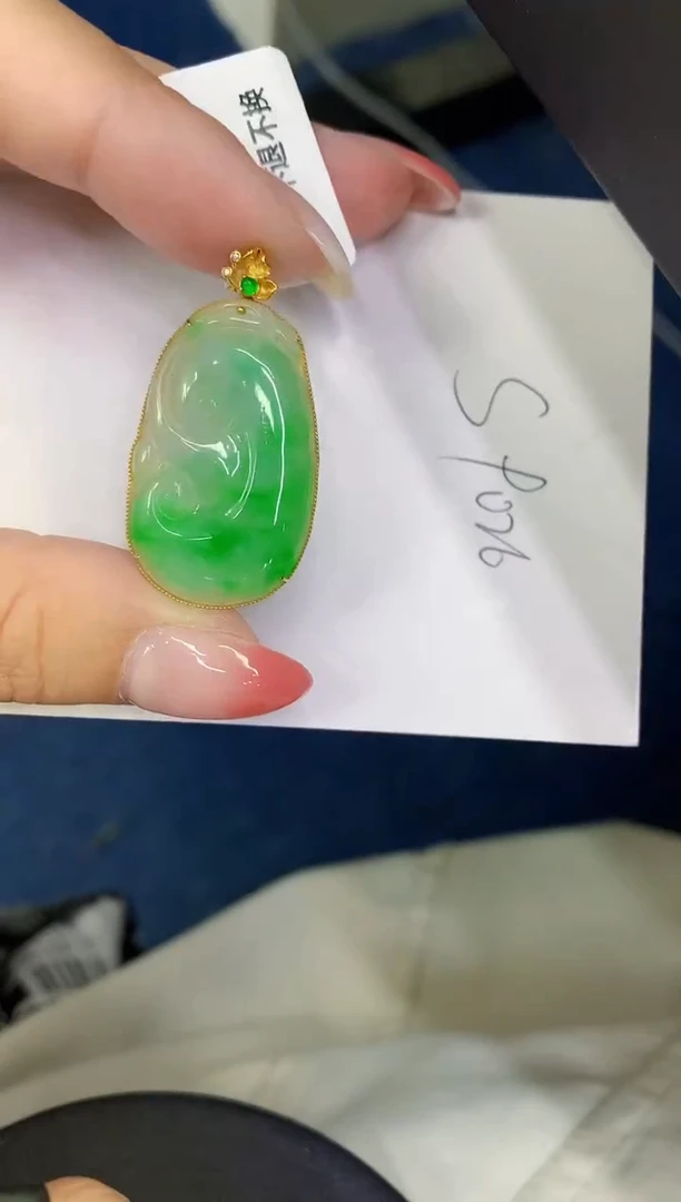 翡翠18K金镶嵌颈饰缅甸天然翡翠A货