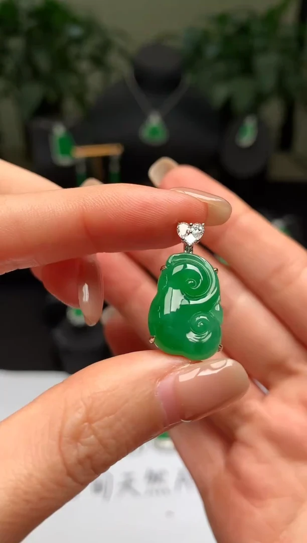 颈饰18K金镶嵌翡翠如意