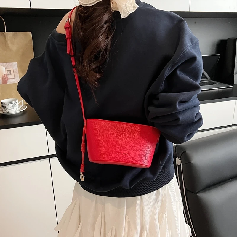 今年流行爆款小包包女2025新款时尚百搭斜挎包超火精致单肩水桶包