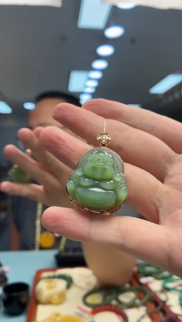 和田玉18K金镶嵌颈饰吊坠