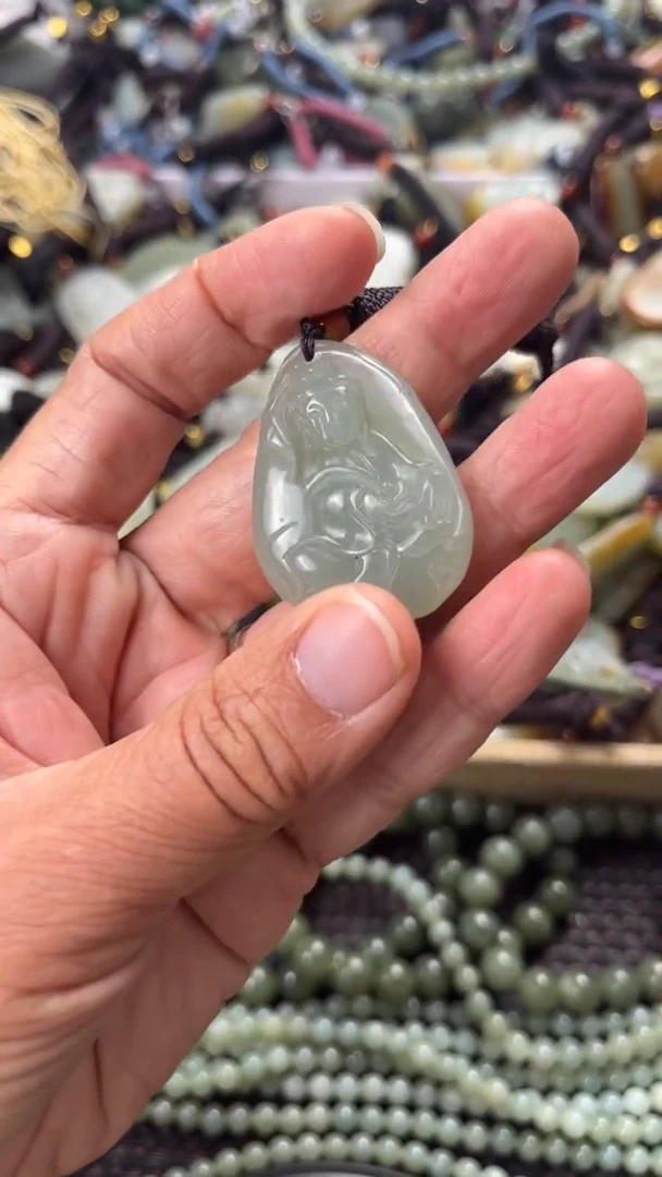 【闪购商品】和田玉颈饰未镶嵌多样性发货没有证书，拍一发一.有瑕