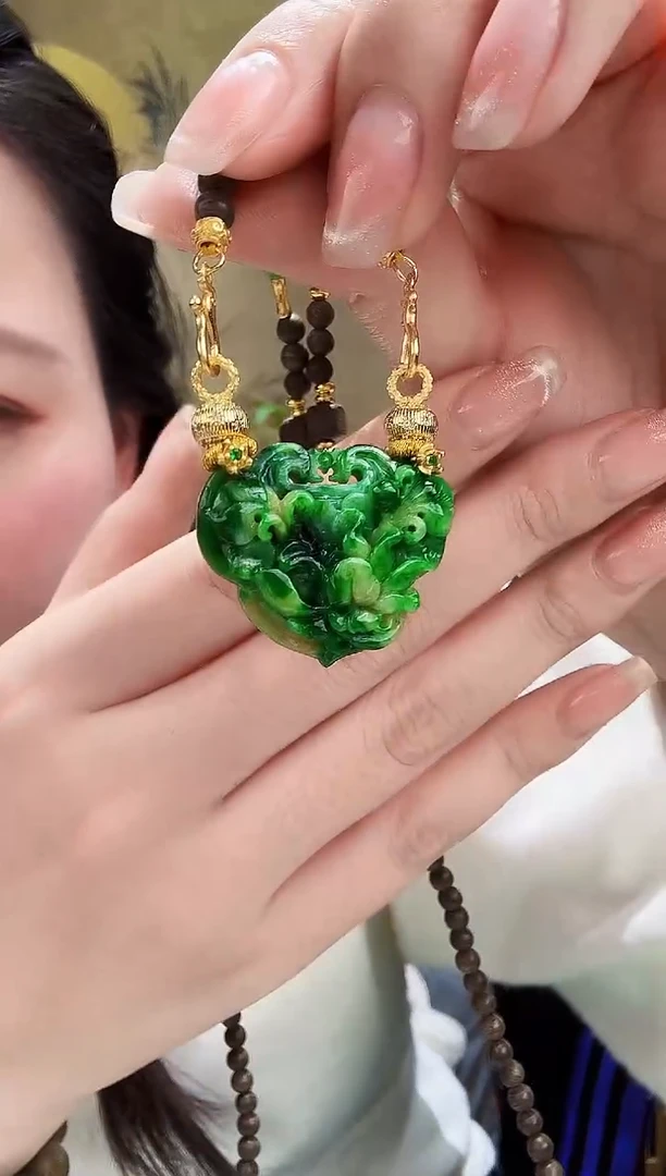 颈饰未镶嵌翡翠吊坠